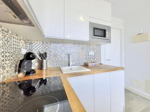kuchnia z białymi szafkami i zlewem w obiekcie Summer Breeze Penthouse w Puerto de la Cruz +37 zdjęć