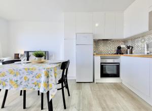 Kuchnia lub aneks kuchenny w obiekcie Summer Breeze Penthouse