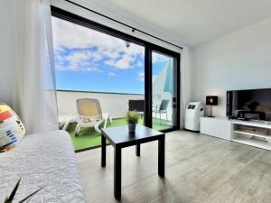 Telewizja i/lub zestaw kina domowego w obiekcie Summer Breeze Penthouse
