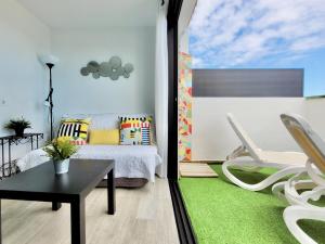 Łóżko lub łóżka w pokoju w obiekcie Summer Breeze Penthouse