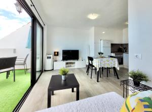 salon ze stołem i kuchnią w obiekcie Summer Breeze Penthouse w Puerto de la Cruz