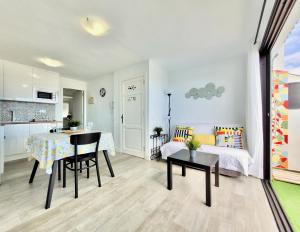 salon ze stołem jadalnym i kuchnią w obiekcie Summer Breeze Penthouse w Puerto de la Cruz