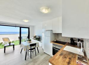 Kuchnia lub aneks kuchenny w obiekcie Summer Breeze Penthouse