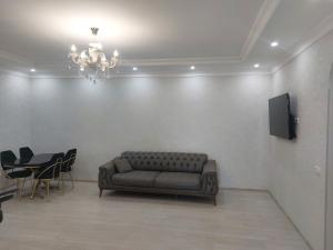 - un salon avec un canapé et une table avec des chaises dans l'établissement Apartment in Sighnaghi, à Sighnaghi