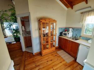 Kuchyň nebo kuchyňský kout v ubytování Ha'Seuda Ha'Achrona Suites