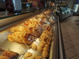 una vitrina en una panadería con bollería y pan en Bed & Breakfast A Mare en Fano