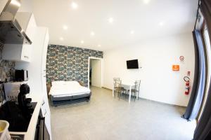 LA PIANETTA case vacanze في باليدورو: غرفة نوم بسرير وطاولة في غرفة