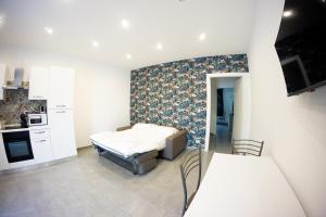 LA PIANETTA case vacanze في باليدورو: غرفة صغيرة بها سرير ومطبخ