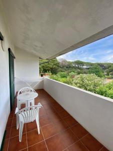 Un balcón con una mesa y una silla. en Bed & Breakfast Alex en Porto Azzurro