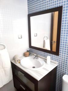 a bathroom with a sink and a mirror at Apartamento Vera playa in Vera