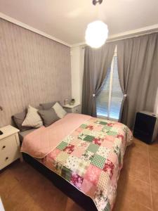 1 dormitorio con 1 cama con edredón en Apartamento Vera playa, en Vera