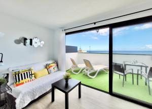 salon z widokiem na ocean w obiekcie Summer Breeze Penthouse w Puerto de la Cruz