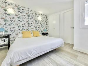 Łóżko lub łóżka w pokoju w obiekcie Summer Breeze Penthouse