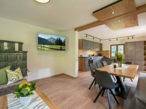 cocina y sala de estar con mesa y sillas en Landhaus Geig, en Hopfgarten im Brixental
