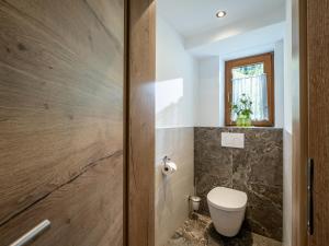 La salle de bains est pourvue de toilettes et d'une fenêtre. dans l'établissement Landhaus Geig, à Hopfgarten im Brixental