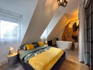 a bedroom with a bed and a bath tub at Apartament Zielone Fotele Starówka in Olsztyn