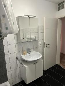 y baño con lavabo y espejo. en Leonardo Apartment, en Wiesbaden