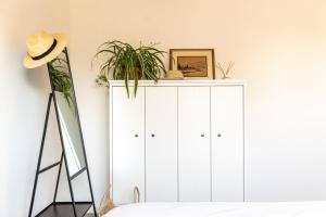 un armadio bianco con piante sopra in una stanza di סטייל בקיבוץ a Kefar Szold
