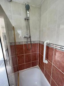 a bathroom with a tub and a shower at Impeccable 3 bed House in Northampton-perfect for families, contractors, insurance in Northampton