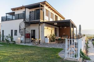 een huis met een balkon en een patio bij סטייל בקיבוץ in Kefar Szold