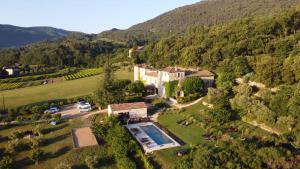 une vue aérienne sur une maison dans une montagne dans l'établissement Ermitage Crestet (Ventoux - Provence), à Crestet