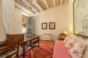 ein Wohnzimmer mit einem Tisch und einem Sofa in der Unterkunft Casa rural siglo xviii in Pals