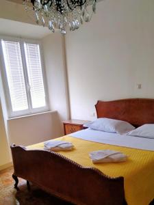 ein Schlafzimmer mit einem Bett mit zwei Handtüchern darauf in der Unterkunft ATTICO SULLA BOUGANVILLE (Albergo diffuso) in Corinaldo