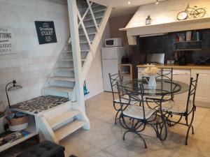 Kuchyň nebo kuchyňský kout v ubytování Le Patio Aux Hirondelles