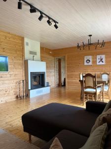 uma sala de estar com um sofá e uma lareira em Robadeli Holiday House em Remniku
