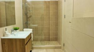 Phòng tắm tại Modern Studio near Coresi Mall w. parking