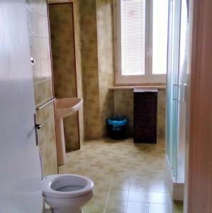 a bathroom with a toilet and a sink at ATTICO SULLA BOUGANVILLE (Albergo diffuso) in Corinaldo