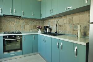 Nhà bếp/bếp nhỏ tại Modern Studio near Coresi Mall w. parking