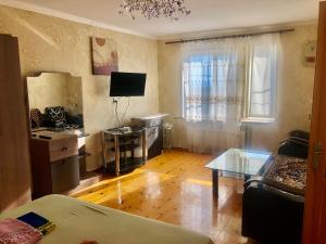 sala de estar con sofá y mesa en Баку приморский поселок Бузовна, en Buzovna