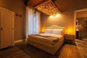 een slaapkamer met een groot bed en een raam bij Agriturismo Agli ulivi in Saluzzo