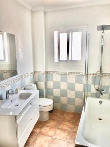 ein Badezimmer mit Toilette, Waschbecken und Dusche in der Unterkunft Alhattic in Alhaurín el Grande