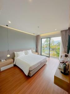 1 dormitorio con cama grande y ventana grande en Sunflower Hotel & Resort, en Bao Loc