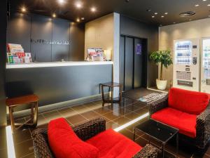 HOTEL LiVEMAX Higashi Ginza في طوكيو: غرفة انتظار مع كرسيين وأريكة