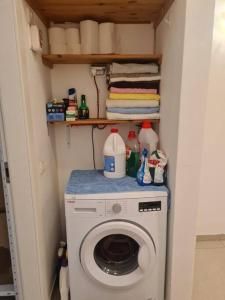 una piccola lavanderia con lavatrice di Best Place to relax in Tel Aviv a Tel Aviv