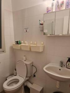uma casa de banho branca com um WC e um lavatório em Best Place to relax in Tel Aviv em Tel Aviv