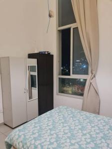 um quarto com uma cama e uma janela em Best Place to relax in Tel Aviv em Tel Aviv