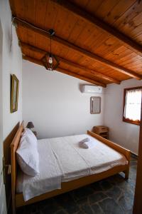 Un pat sau paturi într-o cameră la Anastasios House