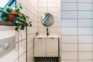 a small bathroom with a sink and a mirror at סטייל בקיבוץ in Kefar Szold