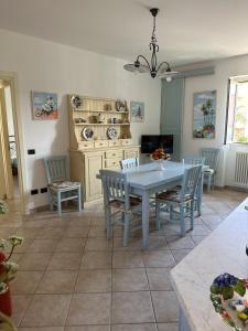 - une cuisine avec une table et des chaises dans la chambre dans l'établissement CASA CELESTE, à Bordighera