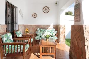 porche con sillas, mesa y sofá en La Toscana, en La Muela