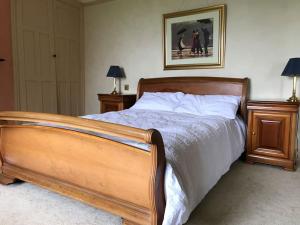 Ένα ή περισσότερα κρεβάτια σε δωμάτιο στο Large Former Farmhouse, Crickhowell