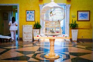 une cage pour oiseaux assise sur une table dans une pièce dans l'établissement Hasdrubal Thalassa & Spa Yasmine Hammamet, à Hammamet