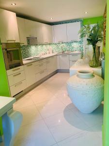 マカルスカにあるLuxury pool central Makarska apartment by Marynの白い大きなキッチン(床に大きな花瓶付)