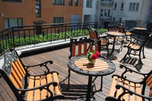 un grupo de mesas y sillas en un balcón en Taanilinna Hotell en Tallin