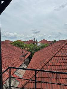 vista sui tetti di due case di Tuscany Hotel by skypark 