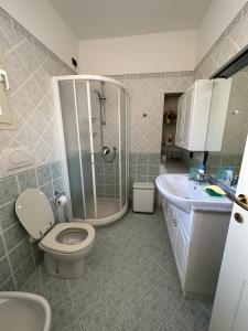 La salle de bains est pourvue de toilettes, d'une douche et d'un lavabo. dans l'établissement CASA CELESTE, à Bordighera